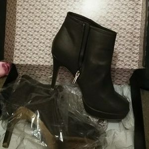 Taupe high heel low tip boots